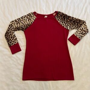 Brenda’s Brand Red with cheetah leopard sleeves top Women’s Small, EUC